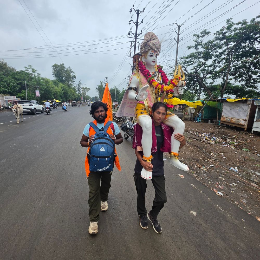 
                 युवती के कंधे पर 11 किलो की शिव प्रतिमा:मुरैना से 500 किमी पैदल चलकर महाकाल दर्शन करेंगे; 35 दिन से पैदल चल रहा युवक 
            