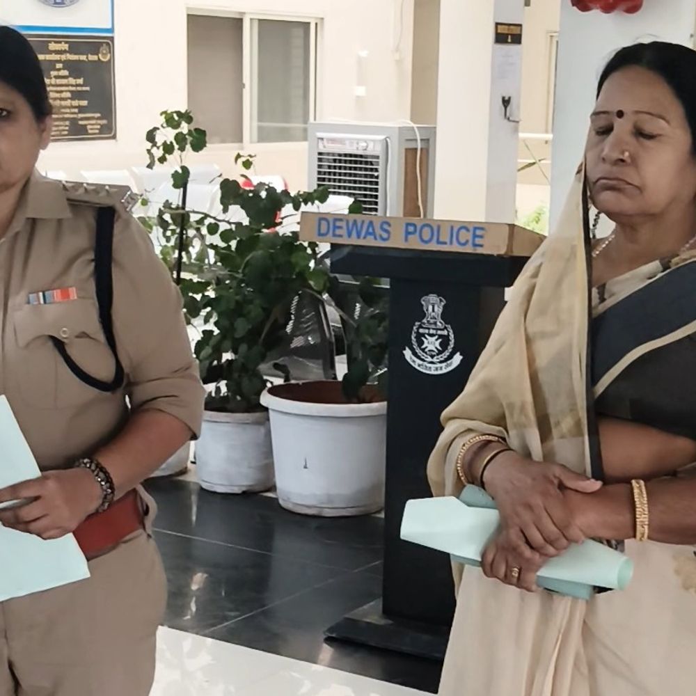 
                 पुलिसकर्मी के बेटे पर 14.50 लाख की धोखाधड़ी का आरोप:पैसे मांगने पहुंचे परिवार को झूठे केस में फंसाने की धमकी दी; देवास एसपी से शिकायत 
            