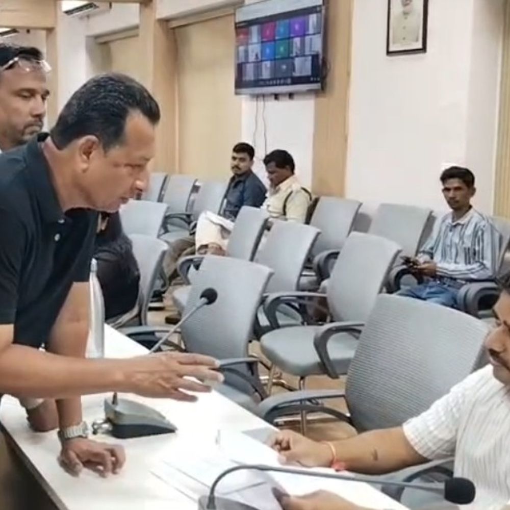 
                 चार महीने से पेंशन नहीं मिलने पर पार्षदों का प्रदर्शन:डिप्टी स्पीकर बोले- 35 से 40 हजार बुजुर्ग, विधवा, दिव्यांग परेशान हितग्राही परेशान 
            