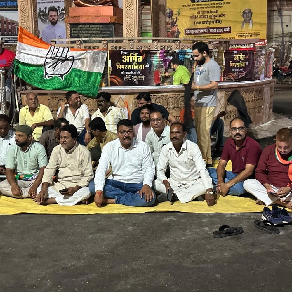 
                 राहुल गांधी की गिरफ्तारी पर टीकमगढ़ में प्रदर्शन:कांग्रेसियों ने गांधी चौराहे पर दिया धरना; केंद्रीय शिक्षा मंत्री का इस्तीफा मांगा 
            