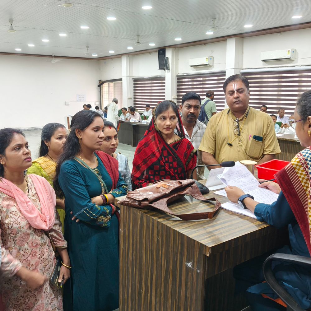 
                 केंद्रीय विद्यालय में पढ़ाई को लेकर जनसुनवाई में शिकायत:पालक बोले: सात में से एक पीरियड पढ़ाई, मोबाइल पर होमवर्क देते हैं टीचर 
            