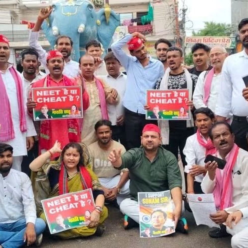 महोबा में सपा का नीट पेपर लीक पर प्रदर्शन:PM मोदी और शिक्षा मंत्री के इस्तीफे की मांग, राष्ट्रपति को ज्ञापन