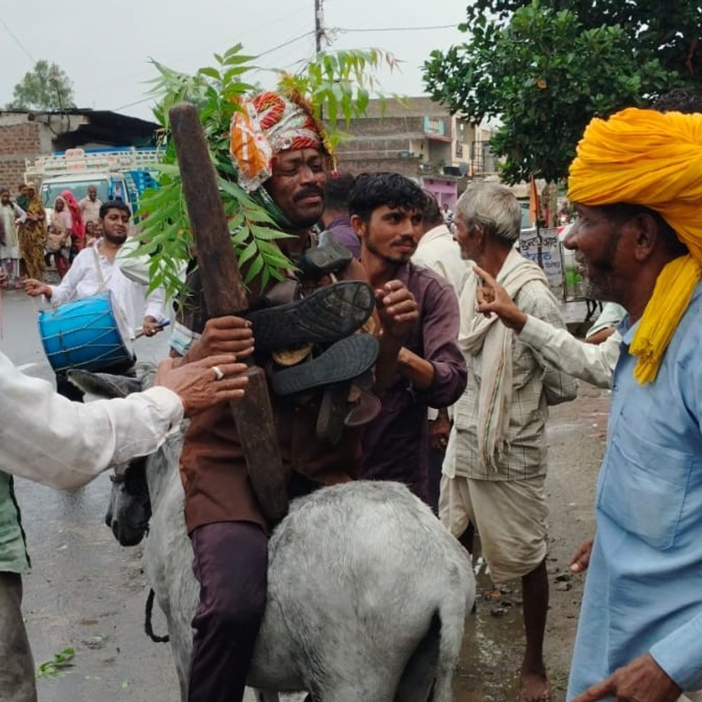 
                 रायपुरिया में बारिश के लिए अनोखा टोटका:दूल्हे को गधे पर उल्टा बैठाया, शवयात्रा भी निकाली 
            