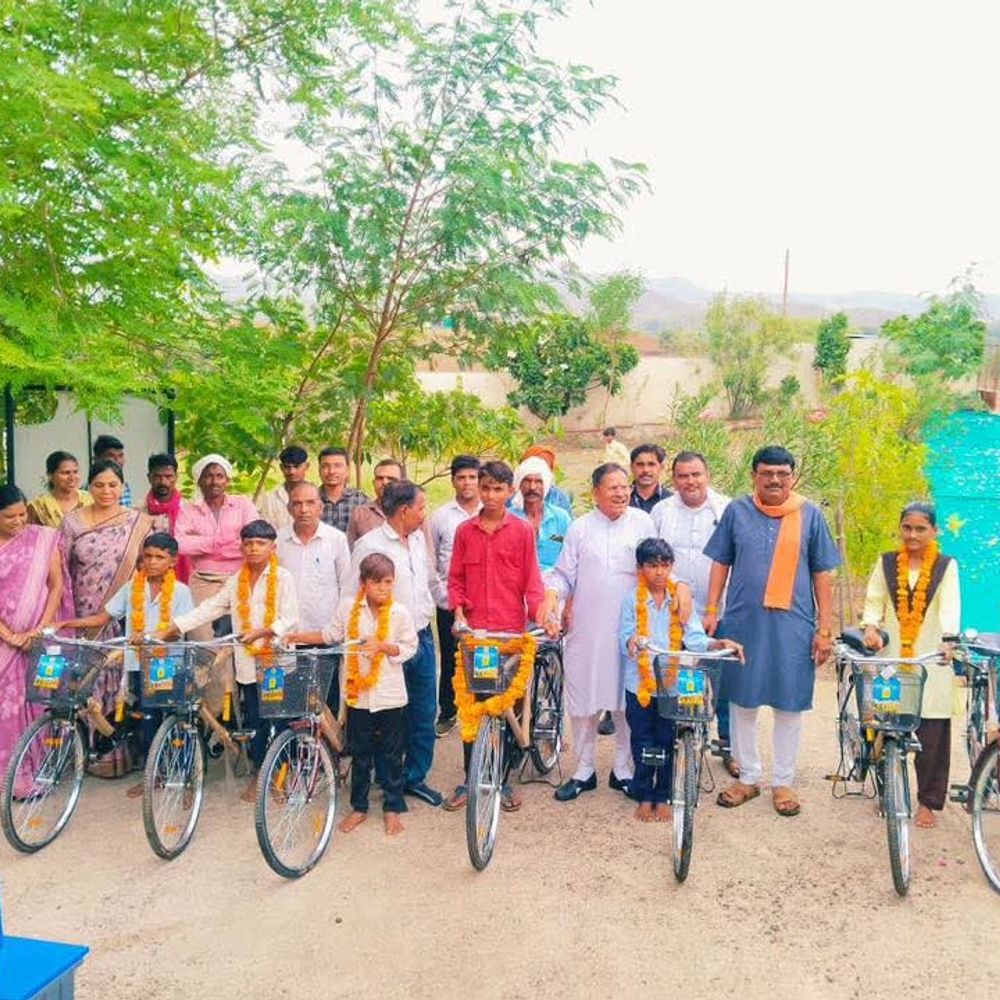 
                 बड़वानी में 220 से अधिक छात्रों को मिली साइकिलें:बच्चे हुए खुश, बोले- अब जल्दी पहुंचेगे स्कूल और घर 
            