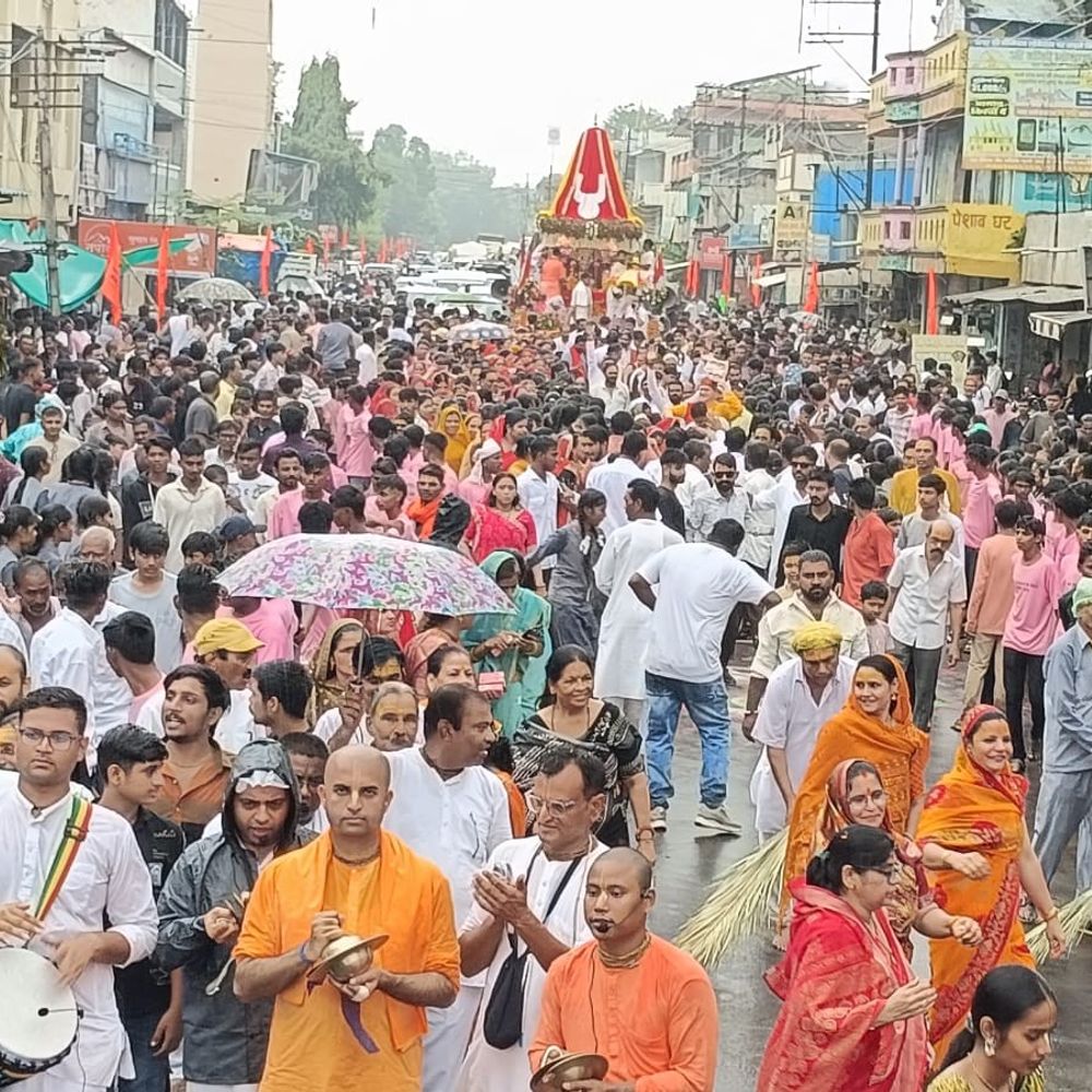 
                 रिमझिम बारिश के बीच निकली भगवान जगन्नाथ की रथयात्रा:अंजड में रथ खींचने उमड़े श्रद्धालु, श्रृंगार के बाद लगे 56 भोग 
            