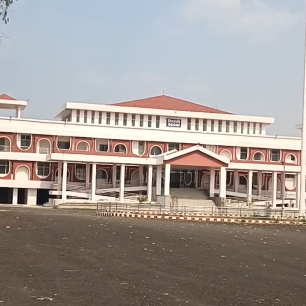 
                 सिवनी में करोड़ों की नई स्टेशन बिल्डिंग बनी शोपीस:यात्री अब भी पुरानी सुविधाओं पर निर्भर; ओवरब्रिज-लिफ्ट का काम भी अधूरा 
            
