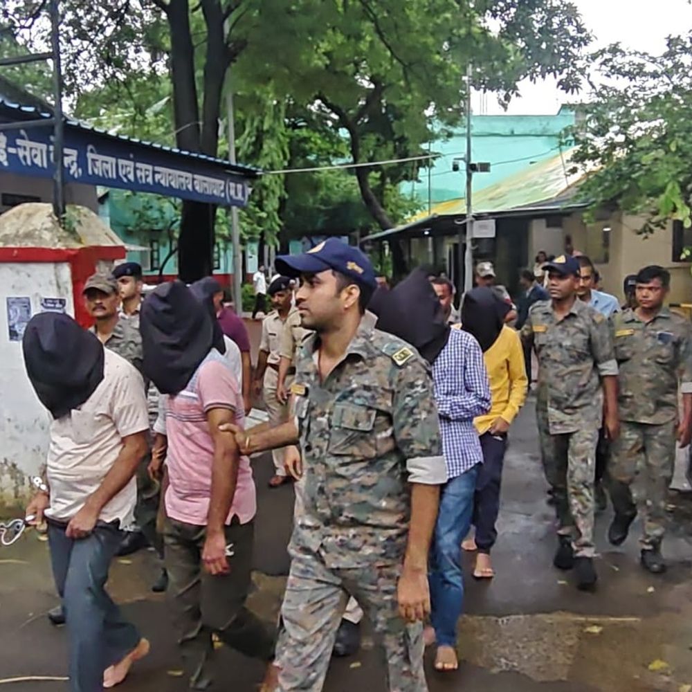 
                 बालाघाट में 600 करोड़ का डबलमनी घोटाले में कार्रवाई:मास्टरमाइंड सोमेंद्र कंकरायने हरिद्वार से पकड़ाया; 8 आरोपी 27 मई तक पुलिस रिमांड पर 
            