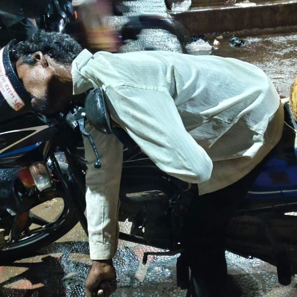 
                 शराब दुकान के सामने बाइक पर बैठे युवक की मौत:बारिश में भी नहीं उठा तो लोगों ने पुलिस को दी सूचना; आधार कार्ड से हुई पहचान 
            