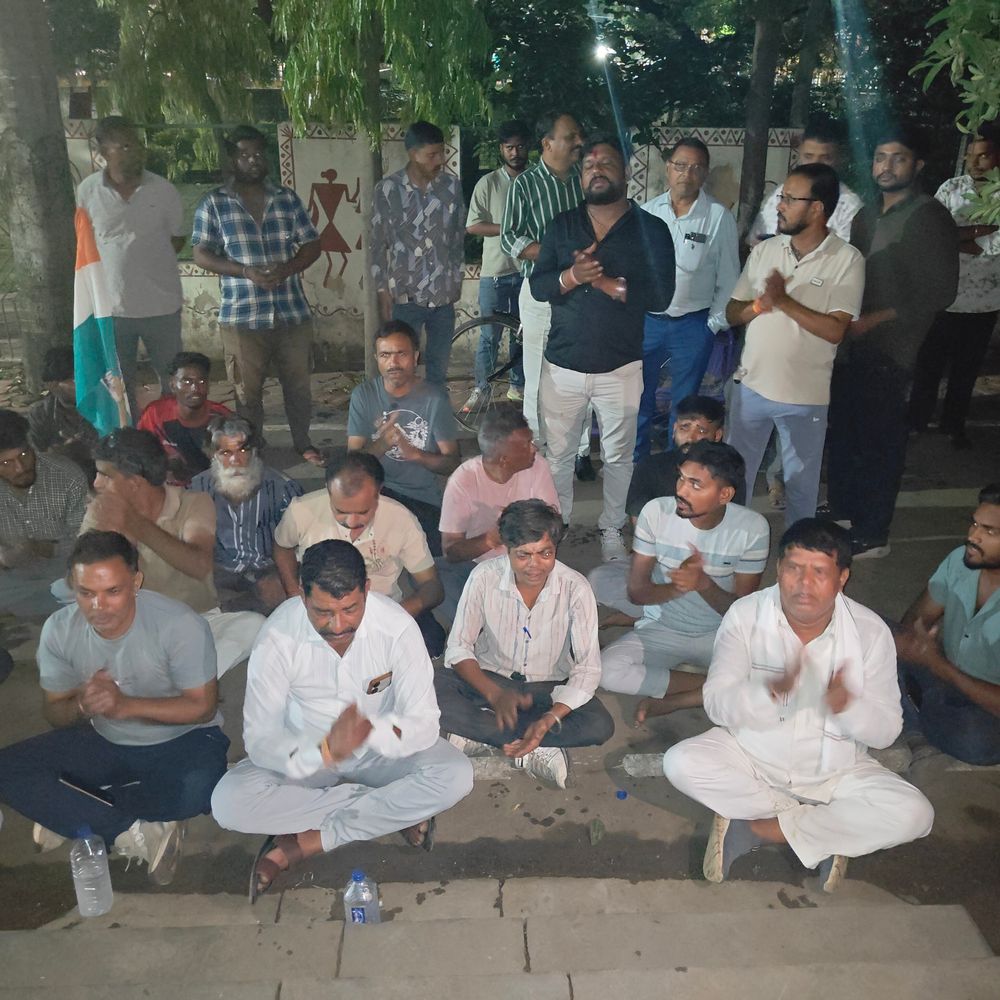 
                 राहुल गांधी की गिरफ्तारी पर कांग्रेस का प्रदर्शन:पेटलावद तहसील कार्यालय के बाहर धरना; रघुपति राघव राजा राम भजन गाकर जताया विरोध 
            