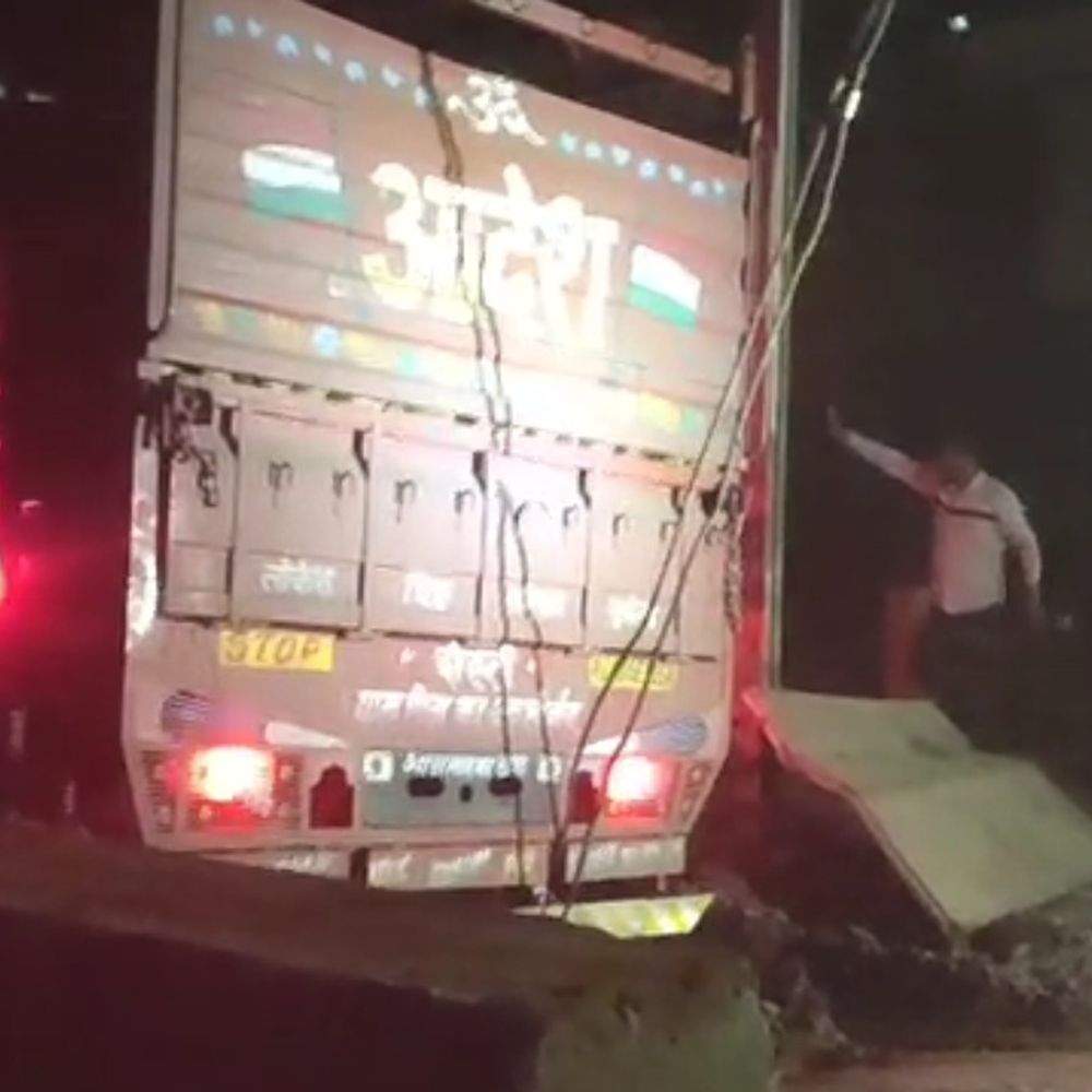 इंदौर इच्छापुर हाईवे पर फिर फंसा आइसर वाहन:क्रेन से रात 12 बजे हटाया गया,लोगों ने जल्द मरम्मत की मांग उठाई