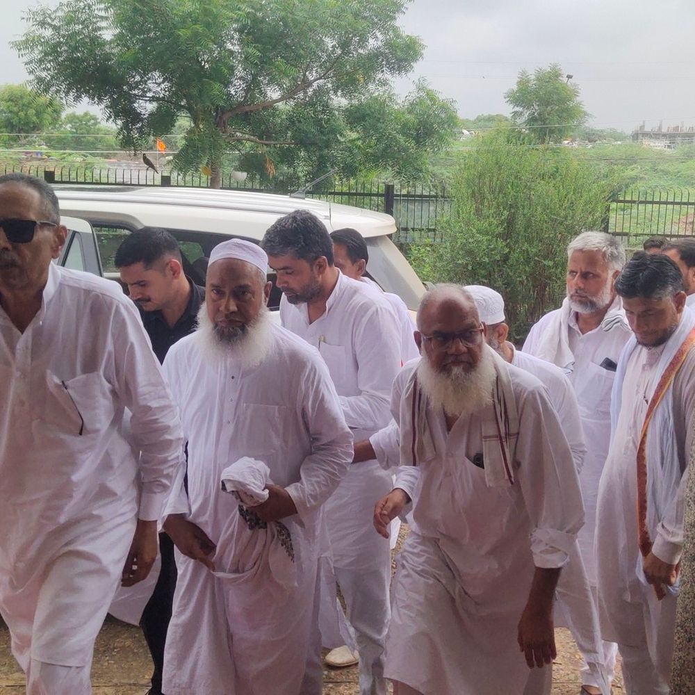 पूर्व मंत्री विश्वेन्द्र सिंह पहुंचे डीग एसपी कार्यालय:मदरसा सेफ्टी टैंक हादसे की ली जानकारी, जांच अधिकारी के सामने आरोपी मौलवी पेश