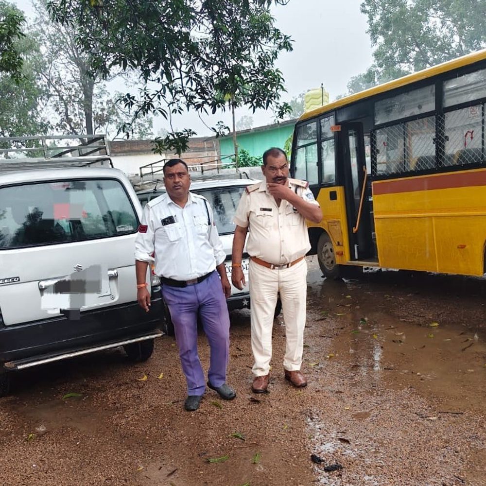 
                 अनूपपुर में स्कूली वाहनों पर कार्रवाई, 47 चालान कटे:1.32 लाख जुर्माना, 12 नाबालिग चालक भी पकड़े गए 
            