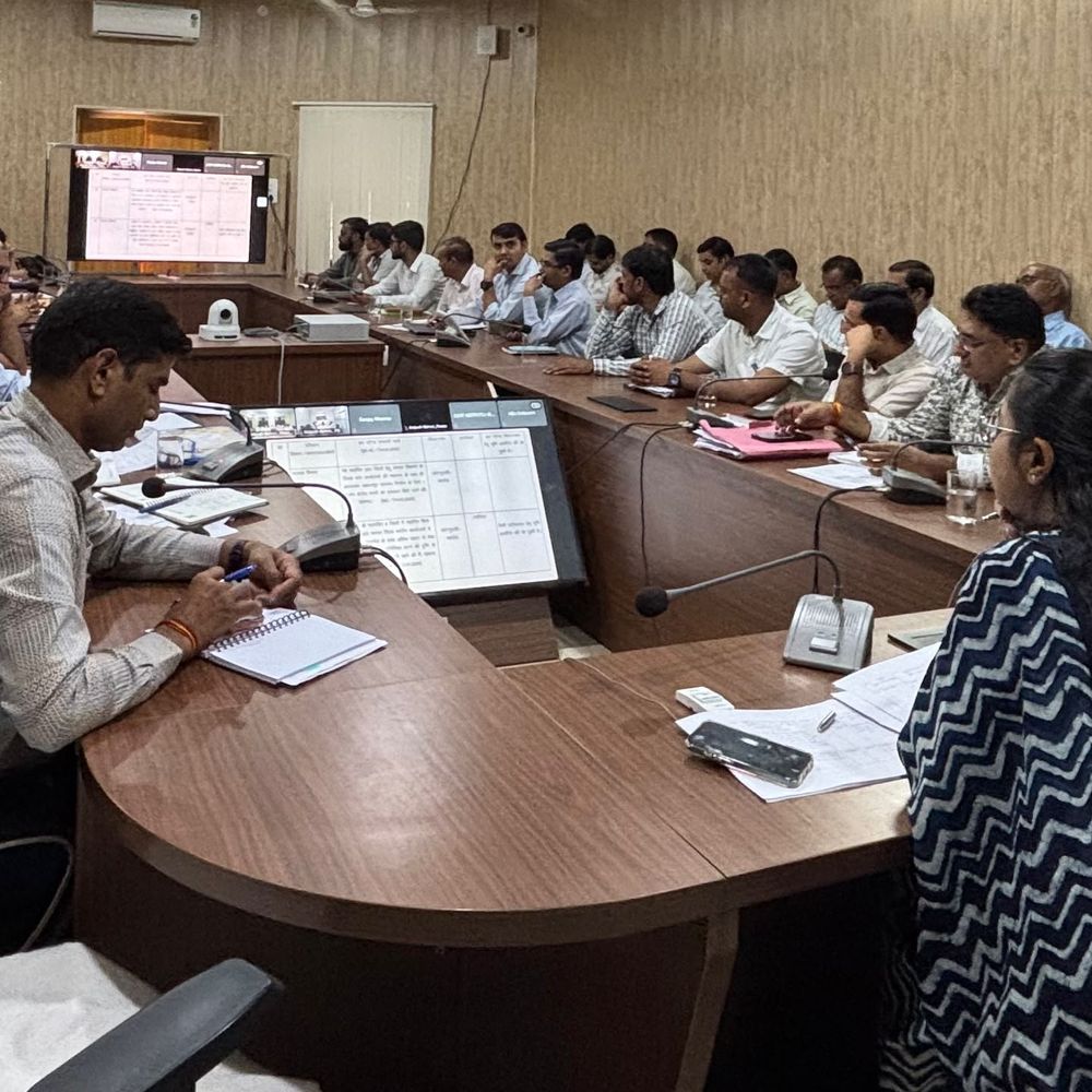 कलेक्टर ने अधिकारियों से कहा-तय समय में पूरे करें काम:शिकायतों के निस्तारण में लापरवाही नहीं; कोटपूतली में बजट घोषणाओं की समीक्षा
