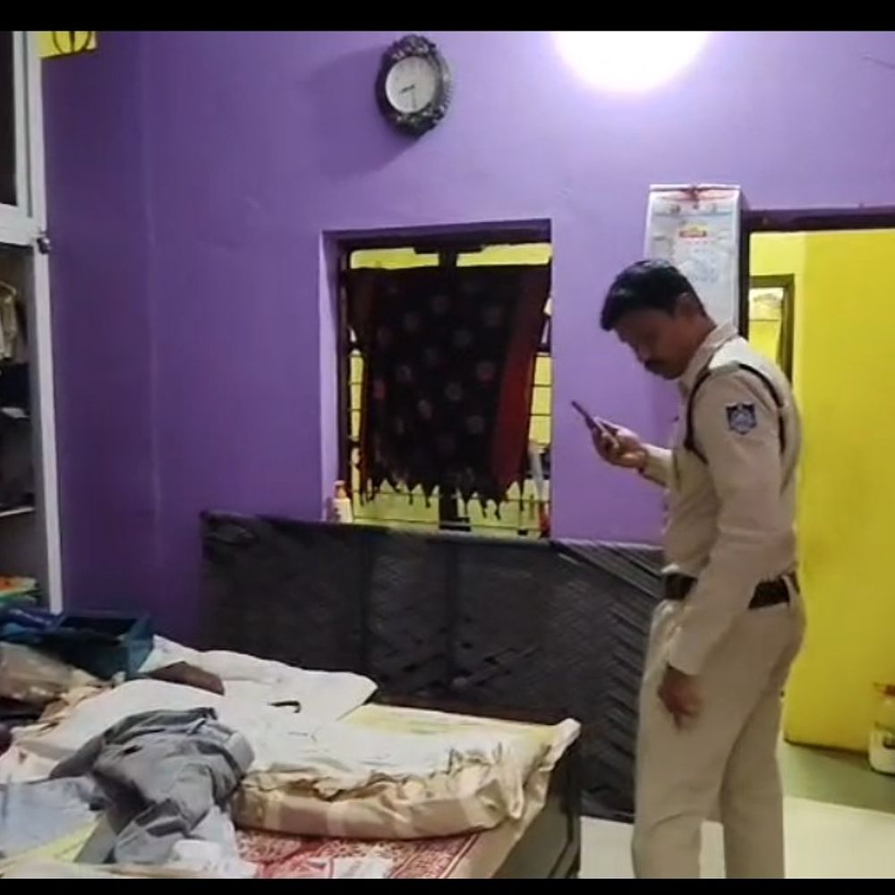 
                 गमी में गया था परिवार, चोरों ने ताला तोड़ा:देवास के अलकापुरी में सूने मकान से लाखों की चोरी, ज्वेलरी और नकदी ले उड़े बदमाश 
            