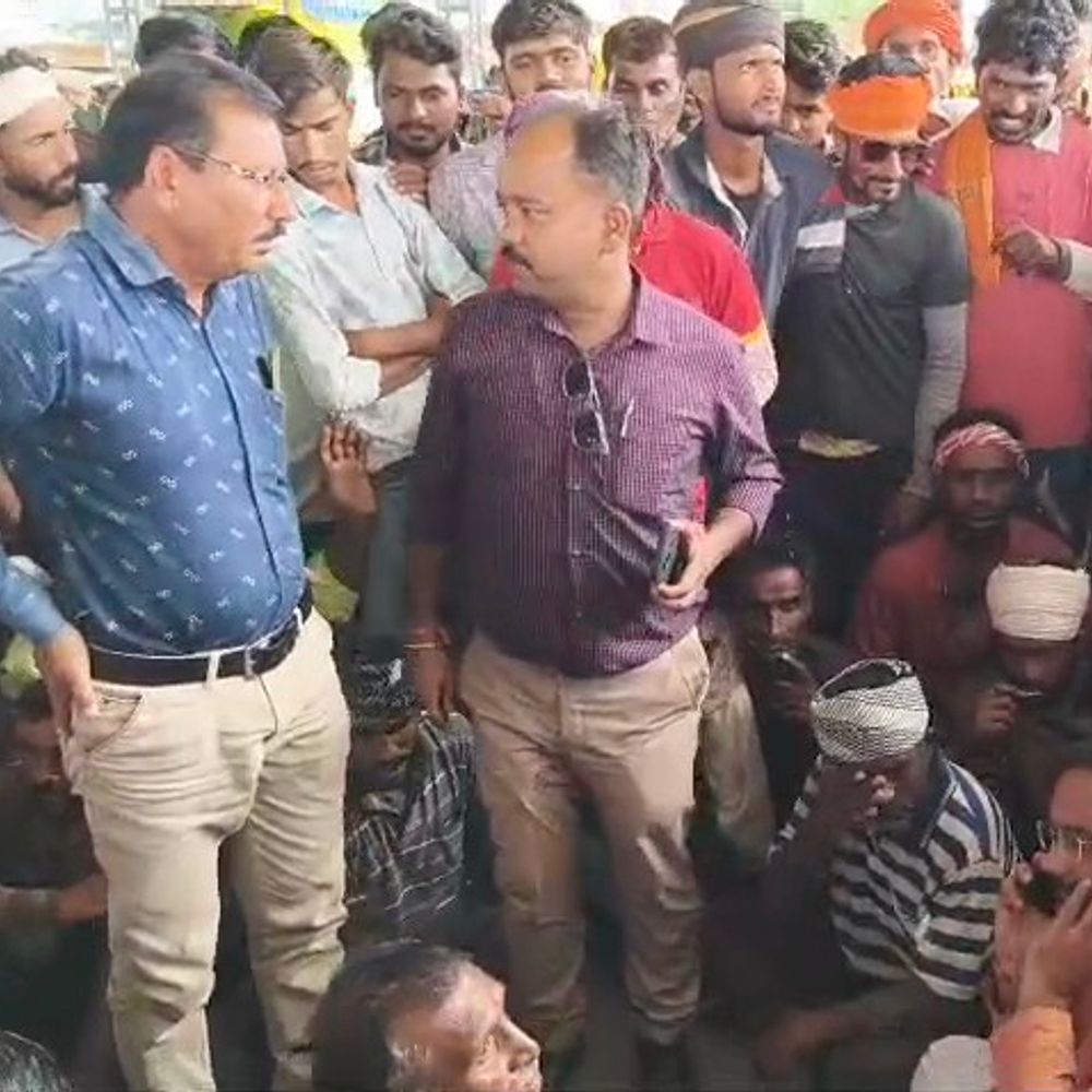 
                 चंगेरा मंडी में हम्मालों का विरोध:नई तुलाई व्यवस्था के विरोध में नीलामी ठप; प्रशासन की समझाइश के बाद दोबारा शुरू 
            