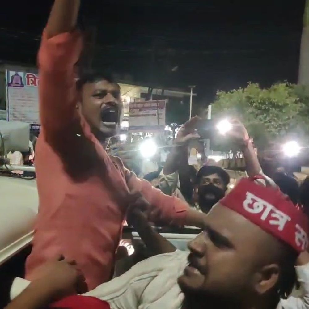 अखिलेश यादव की गिरफ्तारी पर कलेक्ट्रेट गेट पर प्रदर्शन:गोंडा में सपा कार्यकर्ता हिरासत में लिए गए, धक्कामुक्की भी हुई