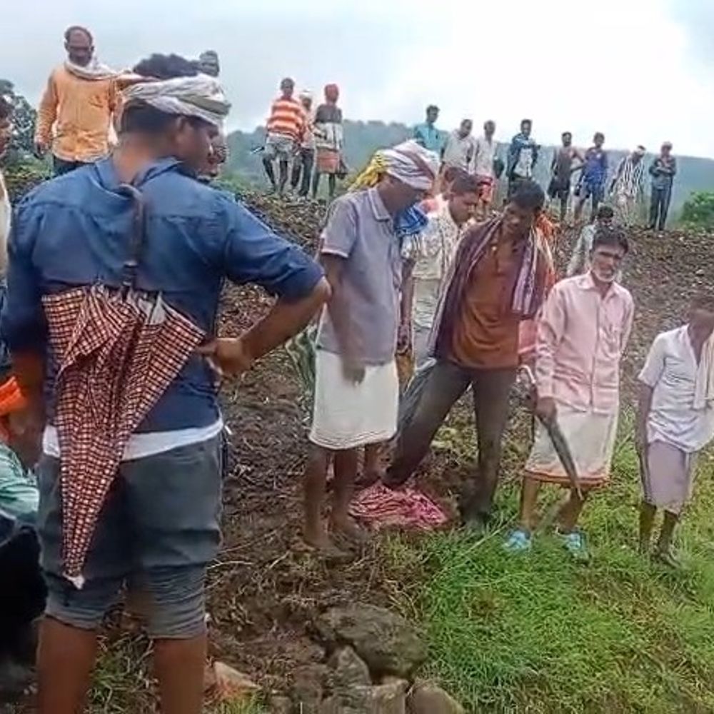 
                 डिंडौरी में तालाब में नहाने गई ननद-भाभी डूबीं:युवक ने एक को बचाया, दूसरी की मौत; दशगात्र कार्यक्रम में शामिल होने आई थी 
            