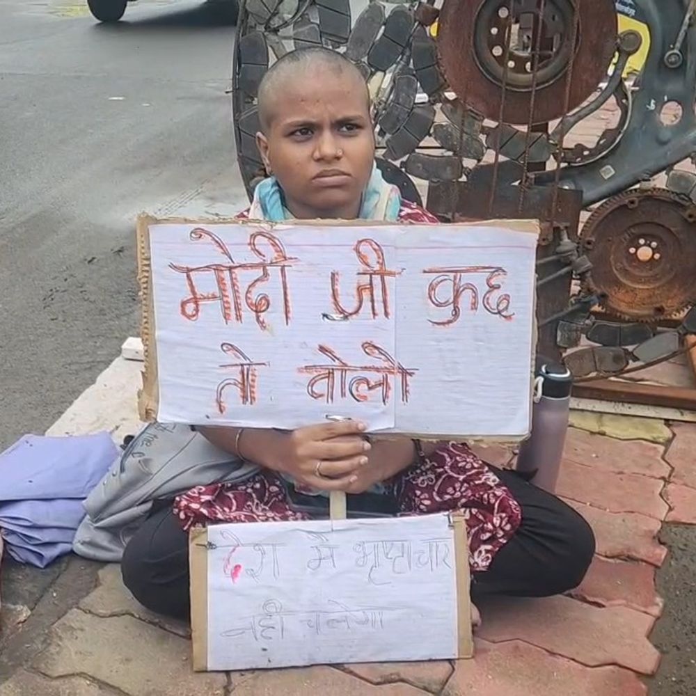 
                 विदिशा में सिर मुंडवाकर धरने पर बैठी महिला:प्रशासन ने हटवाया, दिल्ली में छात्रों पर हुए लाठीचार्ज के विरोध में प्रदर्शन 
            