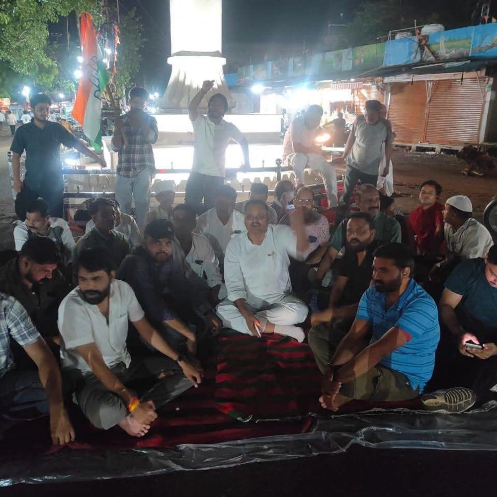 
                 राहुल गांधी पर कार्रवाई के विरोध में कांग्रेस का प्रदर्शन:श्योपुर में जय स्तंभ पर धरने पर बैठे कार्यकर्ता; केंद्र सरकार के खिलाफ नारेबाजी 
            