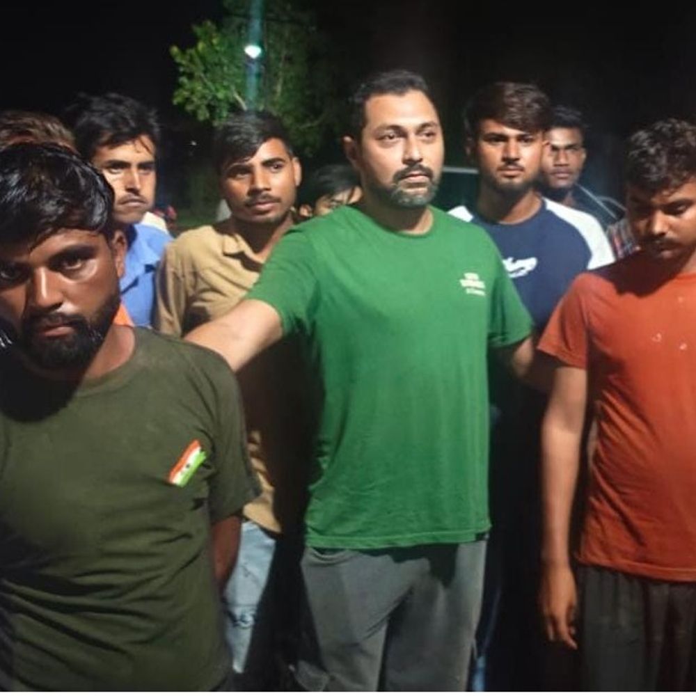 
                 ट्रांसफार्मर से तेल चोरी करते दो युवक पकड़े गए:70 लीटर ऑयल और पाइप जब्त, रायसेन में ग्रामीणों ने पुलिस के हवाले किया 
            