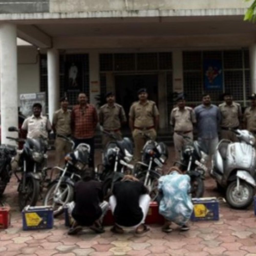 
                 जबलपुर में 10 वाहन, 10 बैटरी चोरी में 6 गिरफ्तार:चोरी के 10 वाहन और 10 ई-रिक्शा बैटरी जब्त, गोहलपुर पुलिस की कार्रवाई 
            