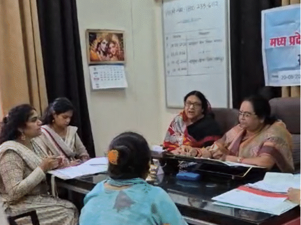 बच्चों ने महिला आयोग में पिता की शिकायत की:  बोले- ‘पापा का पड़ोस की आंटी से अफेयर है, मम्मी से मारपीट करते हैं, अब डिप्रेशन में हैं’ – Bhopal News