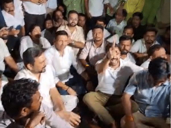 राहुल गांधी की गिरफ्तारी पर MP कांग्रेस का प्रदर्शन:भोपाल समेत प्रदेशभर में धरना, जीतू बोले- रिहाई और प्रधान के इस्तीफे तक रहेगा जारी