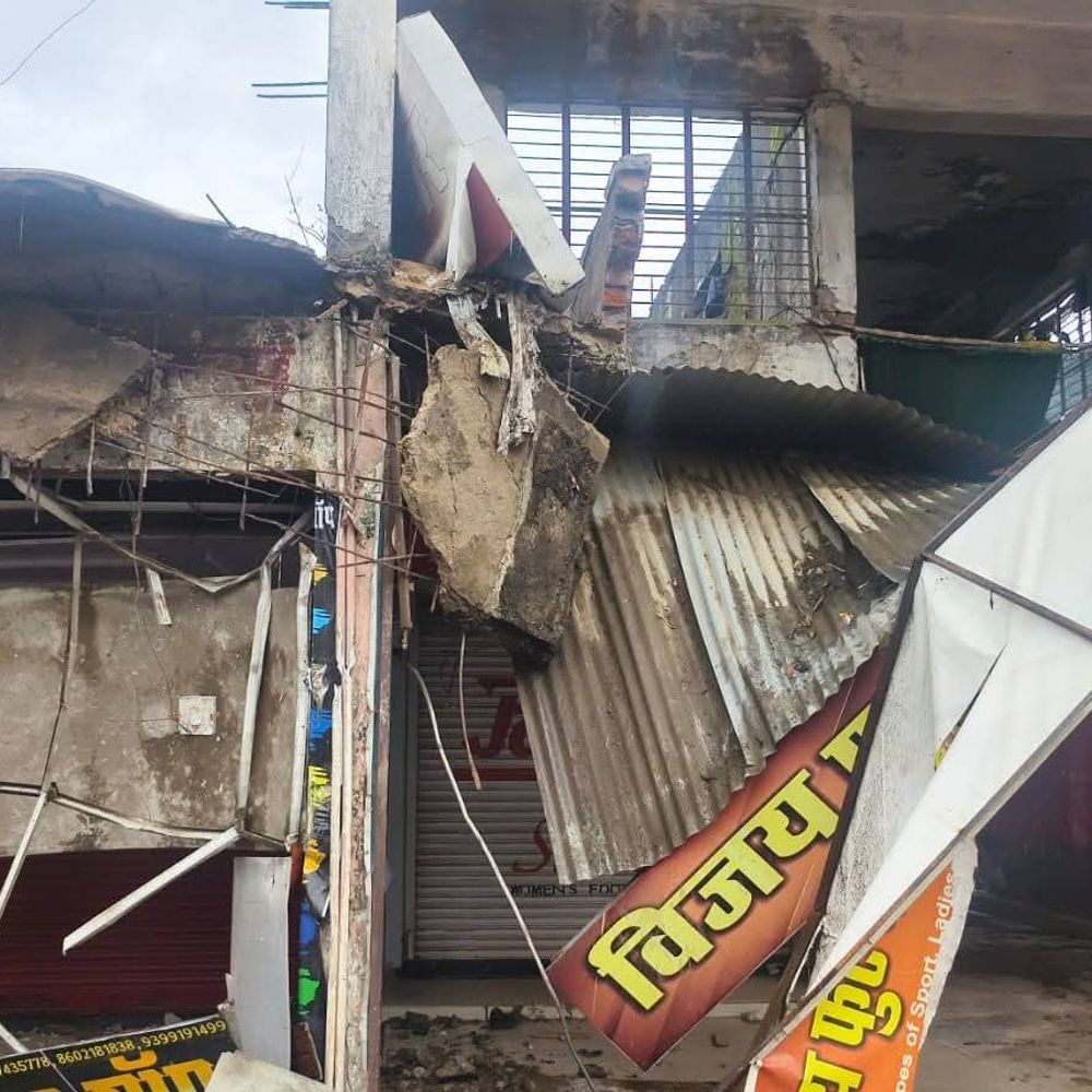
                 तेज बारिश से शासकीय परिसर का हिस्सा ढहा:गायत्री मंदिर के पास 6 दुकानें क्षतिग्रस्त; CMO बोले-जर्जर भवनों की सूची बनाई जा रही 
            
