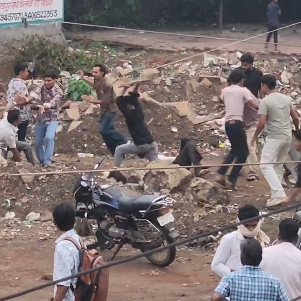 विदिशा में चौपाटी पर दुकान लगाने को लेकर मारपीट:दो पक्ष आपस में भिंड़े, वीडियो में एक-दूसरे पर पत्थर और डंडे बरसाते दिखें