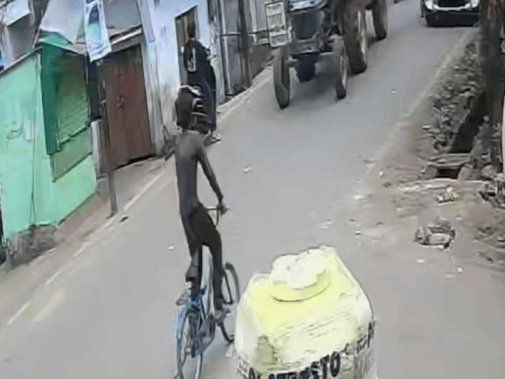 
                 ट्रैक्टर के पहिए के नीचे आने से बचा बालक, VIDEO:असंतुलित होकर साइकिल से अचानक गिरा; लोगों ने दौड़कर बचाया 
            