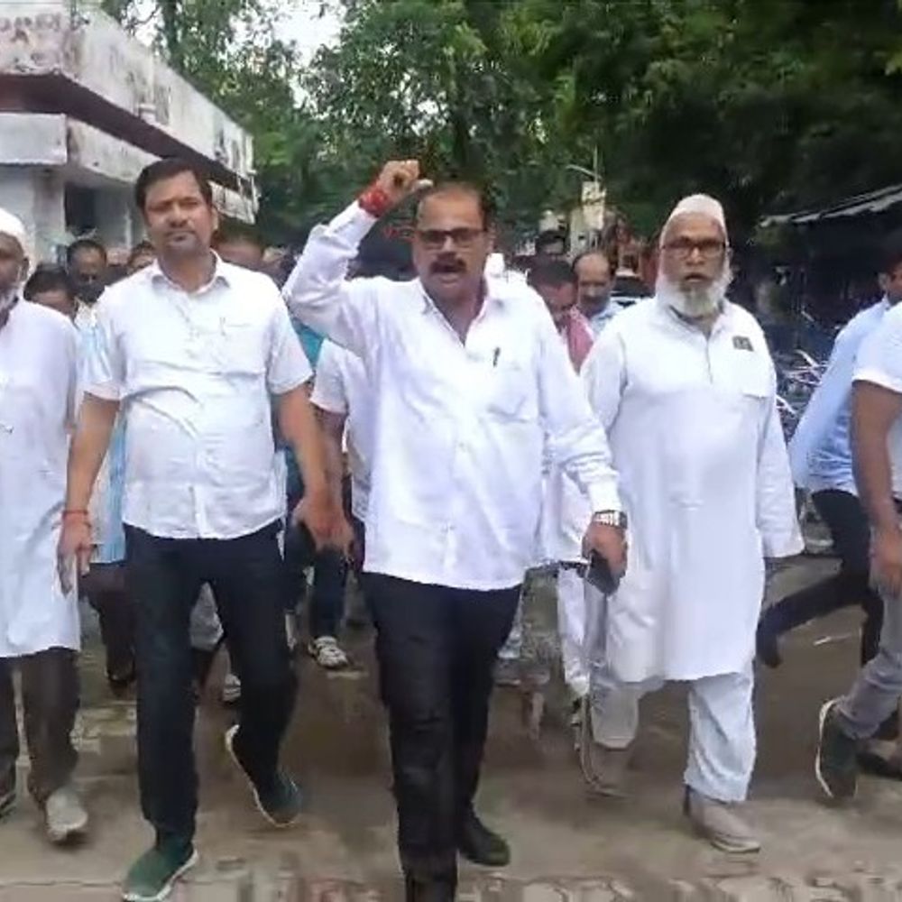गोंडा में सपा- कांग्रेस का प्रदर्शन:जौहर यूनिवर्सिटी पर एक्शन का जताया विरोध, बोले- राजनीतिक दुर्भावना से हो रही कार्रवाई