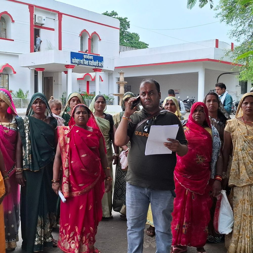 
                 शक्ति महिला संघ पर लाखों की धोखाधड़ी का आरोप:कटनी में डेली डिपॉजिट के नाम पर लाखों वसूले; महिलाओं ने कलेक्ट्रेट में ज्ञापन दिया 
            