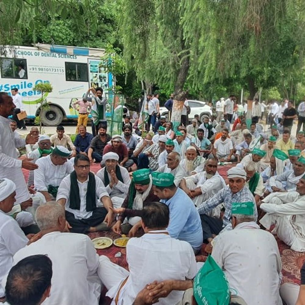 ग्रेटर नोएडा में भारतीय किसान यूनियन का प्रदर्शन:किसानों ने 10 सूत्रीय ज्ञापन सौंपा, समस्याओं के समाधान की मांग