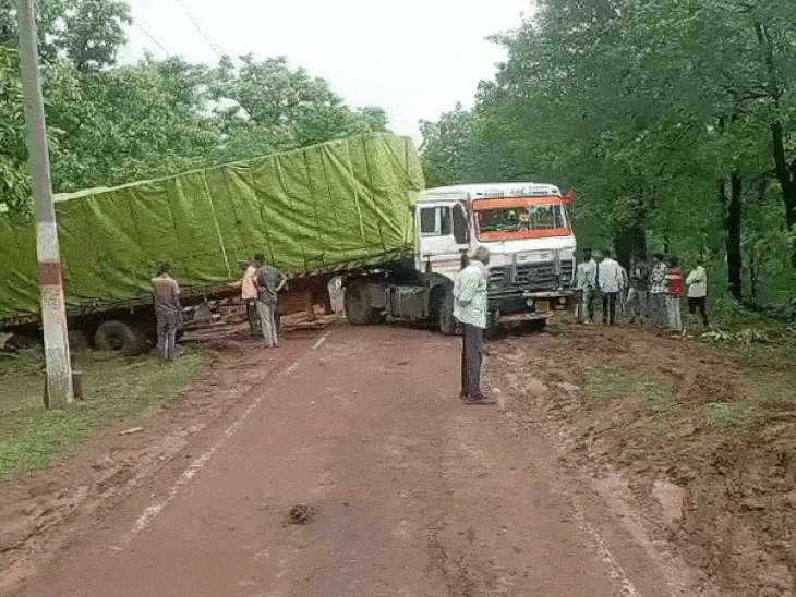 
                 18 घंटे बाद खुला सिंग्रामपुर-भैंसाघाट मार्ग:पहाड़ी पर ट्राला फंसने से बाधित हुआ यातायात; पुलिस ने क्रेन की मदद से हटाया 
            