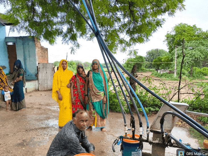 
                 दूषित पेयजल सप्लाई जांचने पहुंची PHE टीम:हैंडपंप-टंकियों से लिए सैंपल, लैब जांच के बाद खराब पानी वाले स्रोतों पर होगा एक्शन 
            