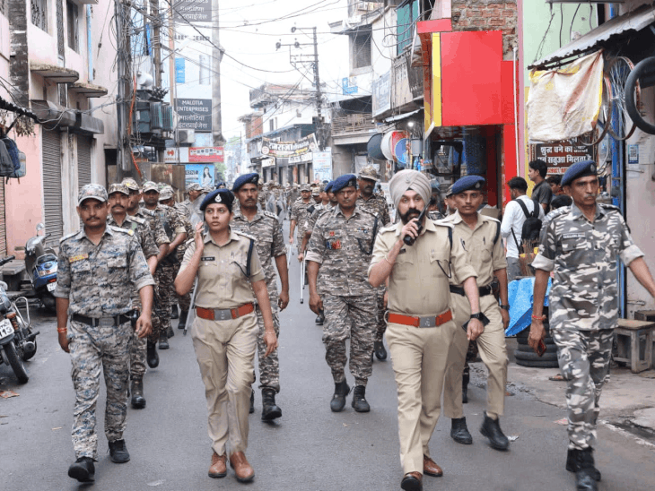 दतिया उपचुनाव- पुलिस-सीआरपीएफ का फ्लैग मार्च:सुरक्षा व्यवस्था का भरोसा दिलाया, निष्पक्ष मतदान सुनिश्चित करने सड़कों पर उतरे जवान