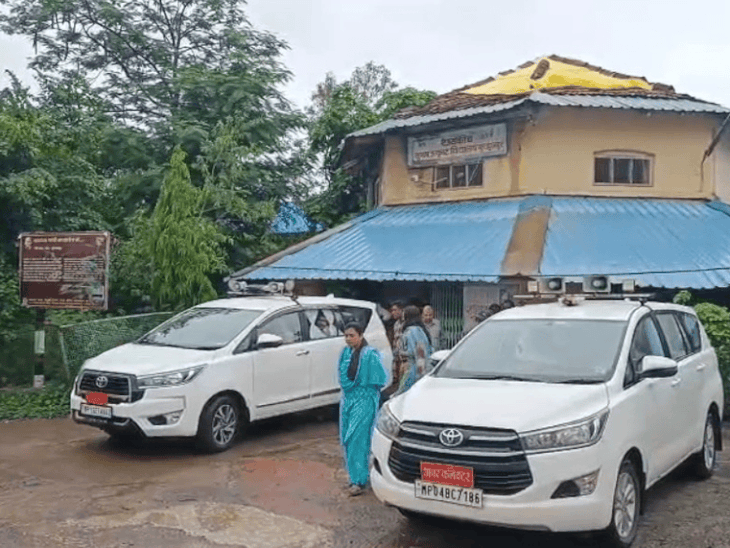 
                 सुभाष स्कूल के 12 जर्जर कमरों में नहीं बैठेंगे बच्चे:बुरहानपुर कलेक्टर के निरीक्षण के बाद दूसरी जगह शिफ्ट करने के दिए निर्देश 
            