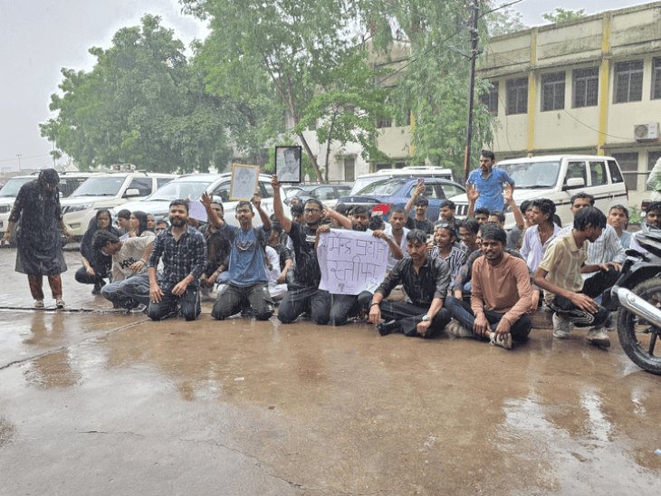
                 छतरपुर में बारिश, फिर भी नीट मुद्दे पर डटे छात्र:शिक्षा मंत्री के इस्तीफे की मांग, कलेक्टर नहीं मिले तो SDM ने लिया ज्ञापन 
            