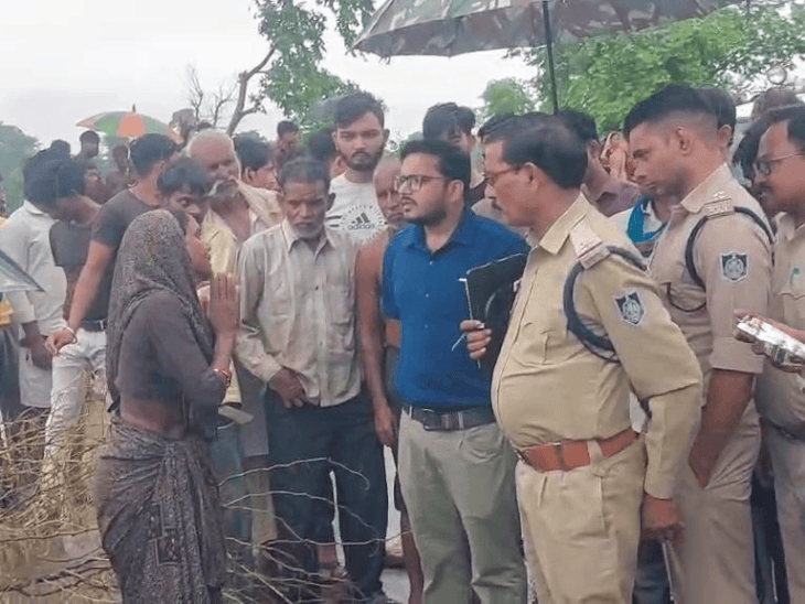 
                 अंबेडकर प्रतिमा विवाद पर आमने-सामने आए दो समाज:शिवपुरी में प्रतिमा हटाने और यथावत रखने की मांग पर चक्काजाम; FIR दर्ज 
            
