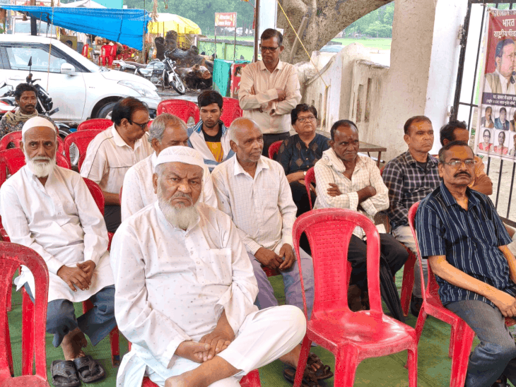 
                 12 सूत्रीय मांगों को लेकर भारत मुक्ति मोर्चा का धरना:बैतूल में राष्ट्रपति के नाम ज्ञापन सौंपा; यूसीसी और वक्फ संशोधन कानून वापस लेने की मांग 
            