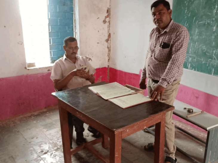 
                 33 छात्र दर्ज, स्कूल में एक भी बच्चा नहीं पहुंचा:शिवपुरी में तहसीलदार का निरीक्षण; मध्यान्ह भोजन भी नहीं मिला, शिक्षक को फटकारा 
            