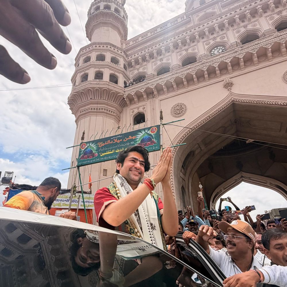 चारमीनार पहुंचे धीरेंद्र शास्त्री, भाग्यलक्ष्मी मंदिर में दर्शन:बोले- राम मंदिर की तर्ज पर हो निर्माण; देश, धर्म और समाज का कल्याण हो