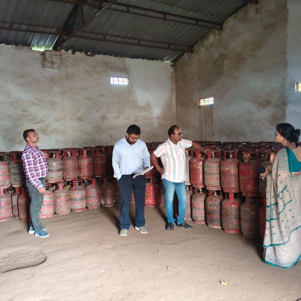 
                 कटंगी-जाम की श्री माता एचपी गैस एजेंसी में मिली अनियमितताएं:सिलेंडरों में हो रही थी हेराफेरी, प्रोपराइटर पर मामला दर्ज 
            