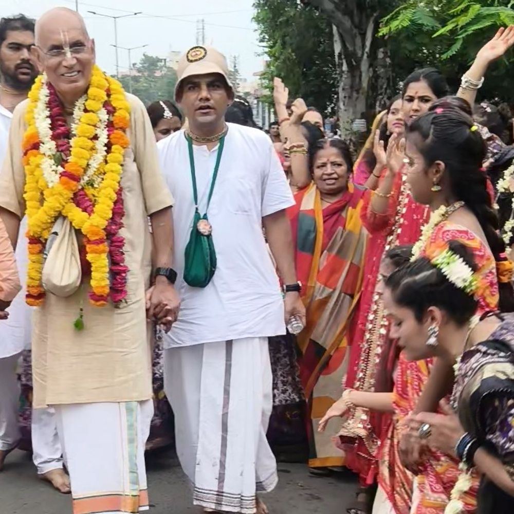 
                 देवास में बारिश के बीच निकली जगन्नाथ रथयात्रा:21 फीट रथ खींचने उमड़े श्रद्धालु, यूक्रेन-फ्रांस के भक्त भी शामिल हुए 
            