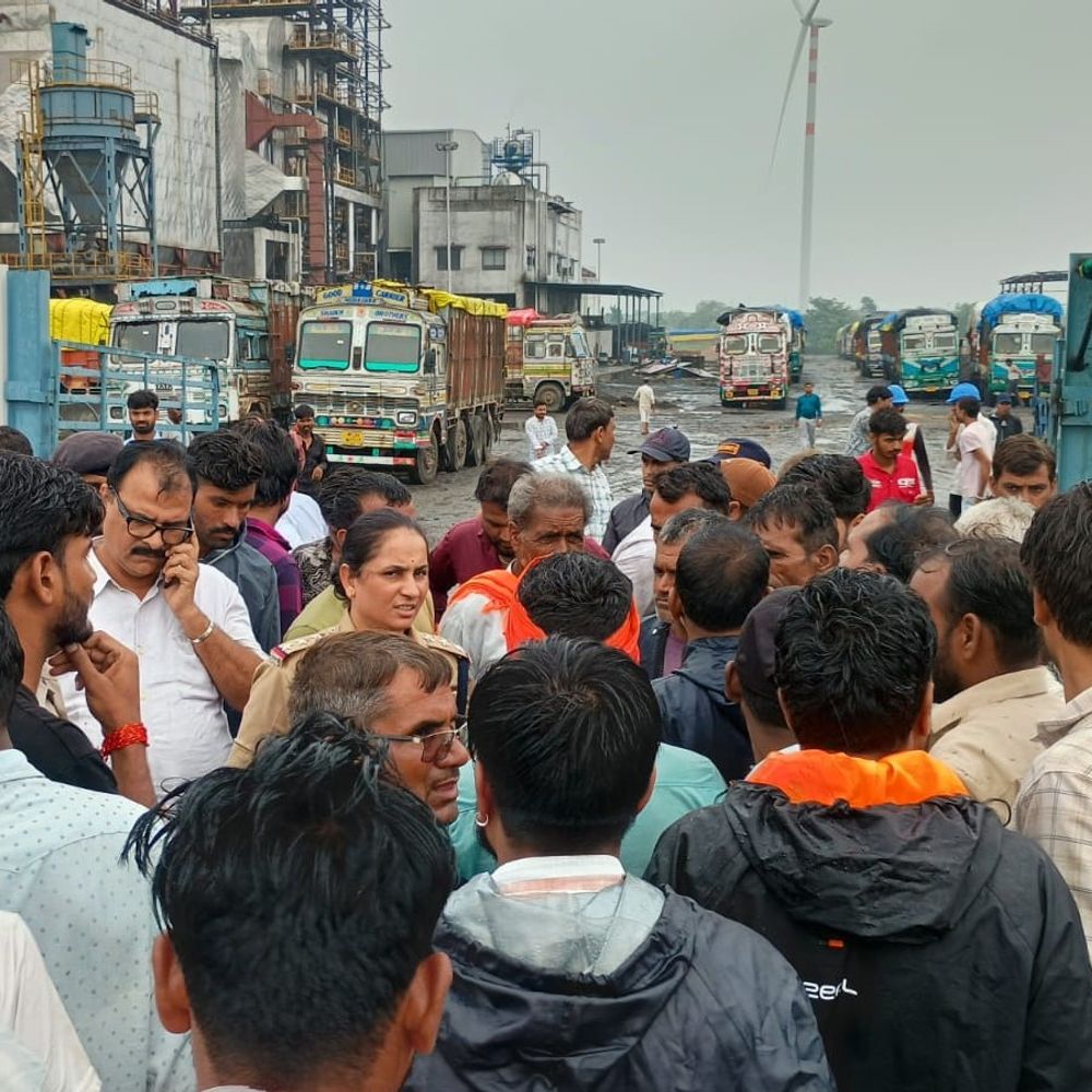 
                 जीरकॉन इथेनॉल प्लांट के बाहर ग्रामीणों का चक्काजाम:दूषित पानी और ट्रैफिक जाम की समस्या पर प्रदर्शन; कानड़ मार्ग पर वाहनों की कतारें लगी 
            