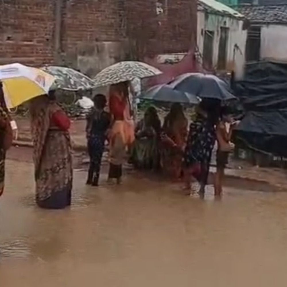 
                 घुटनों तक पानी भरने पर ग्रामीणों ने लगाया जाम:जतारा के बैरवार गांव में जलभराव से परेशानी; तहसीलदार के आश्वासन के बाद प्रदर्शन खत्म 
            