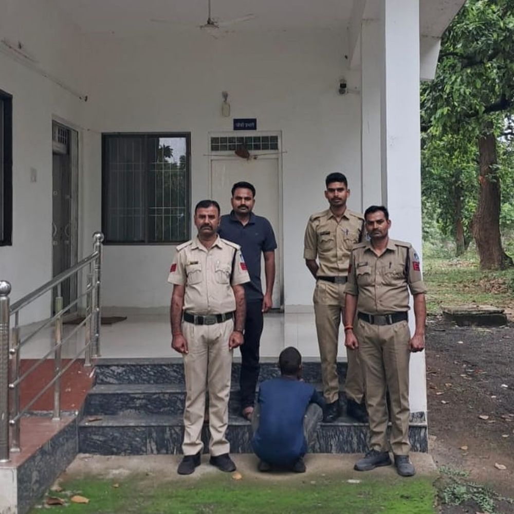 
                 मंदिर चोरी का आरोपी गिरफ्तार:1द किलो का पीतल का घंटा, तांबे का शेषनाग भी मिला 
            