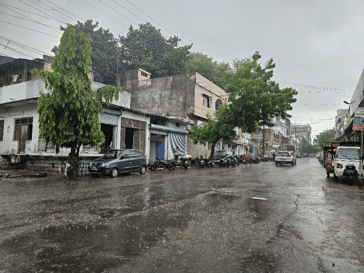 
                 मंदसौर में मानसून सक्रिय, रुक-रुककर बारिश जारी:जल संकट के कारण कई इलाकों में दो दिन छोड़कर होगी पानी की सप्लाई 
            
