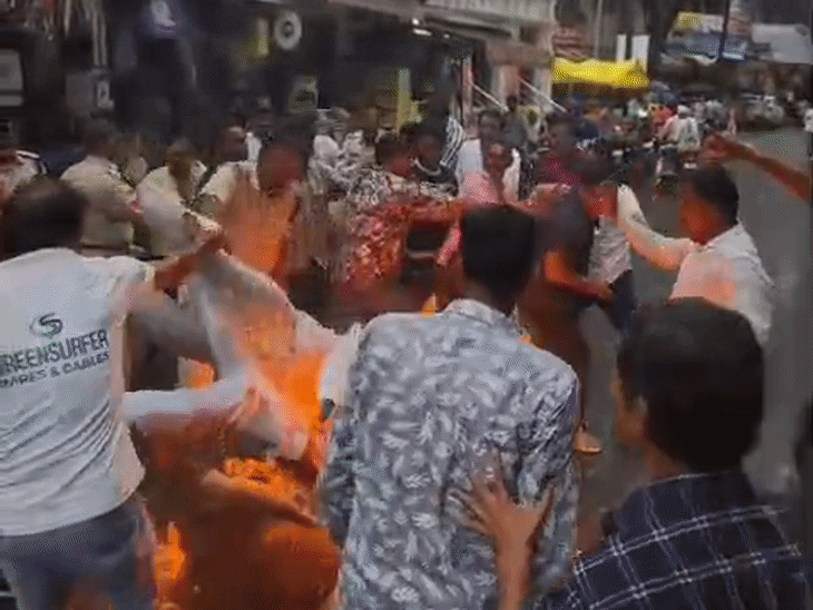 
                 सैलाना में शिवराज और धर्मेंद्र प्रधान का पुतला फूंका:मूंग खरीदी और नीट पेपर लीक को लेकर किसान कांग्रेस का प्रदर्शन, पुलिस से हुई धक्का-मुक्की 
            