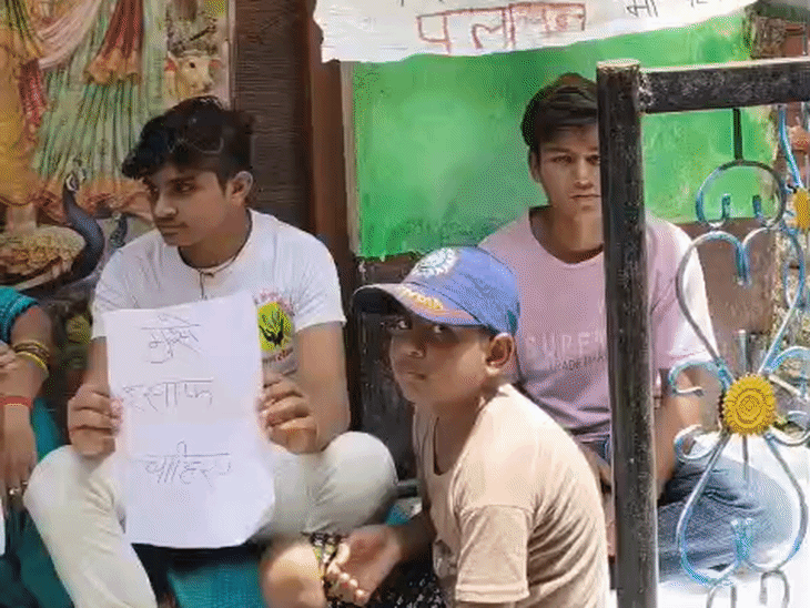 महिला ने घर के बाहर लगाया 'मकान बिकाऊ है' पोस्टर:फर्रुखाबाद में न्याय न मिलने पर दी पलायन की चेतावनी; बोली- जान से मारने की धमकियां मिल रही